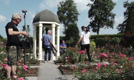 TV ploeg Binnenste Buiten filmt kijktuin in Stroe