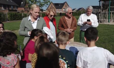 Onthulling infobord Anne Frank Boom