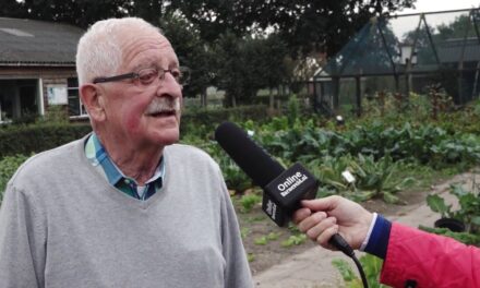 Deelnemers van Zorgboerderij Klein Essen helpen schapen | Kootwijkerbroek